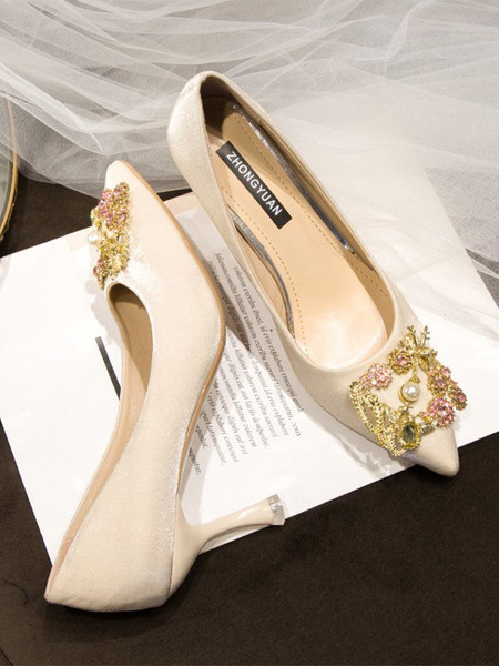 Női cipő magassarkúval és fém elemmel