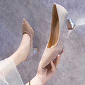 Fényes női cipő hegyes modell vastag sarokkal