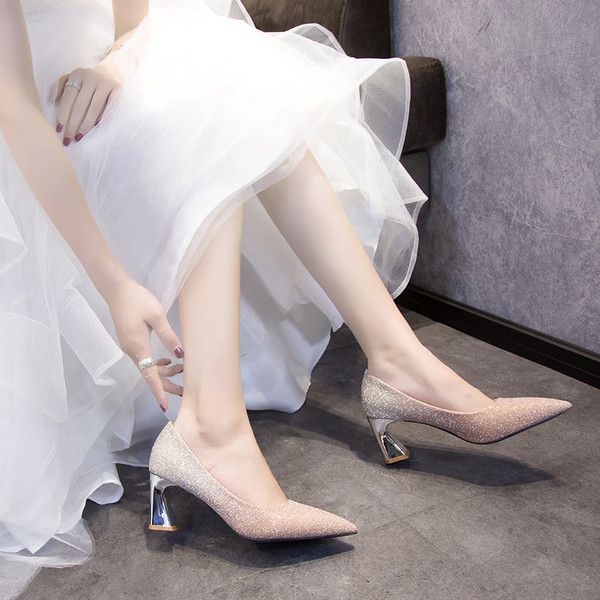 Fényes női cipő hegyes modell vastag sarokkal