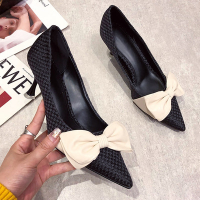 Μοντέρνα γυναικεία παπούτσια με κορδέλα