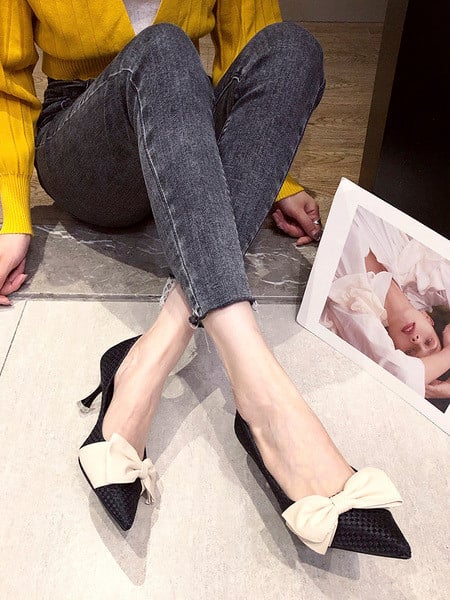 Μοντέρνα γυναικεία παπούτσια με κορδέλα