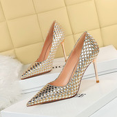 Κομψά μυτερά παπούτσια με ψηλά τακούνια