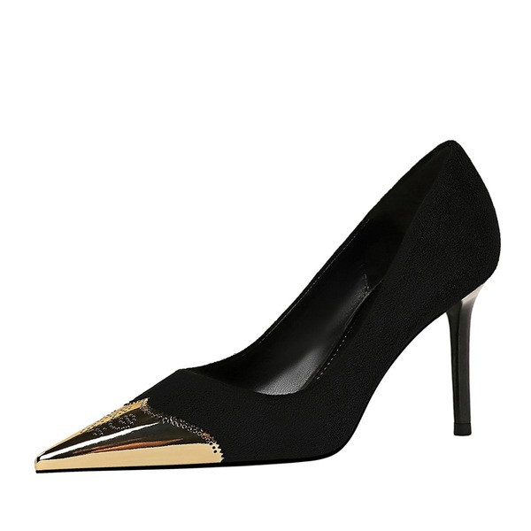 Erősen hegyes orrú, elegáns női cipő fém díszítéssel