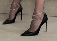 Modern női cipő hegyes modell fekete fémlánccal