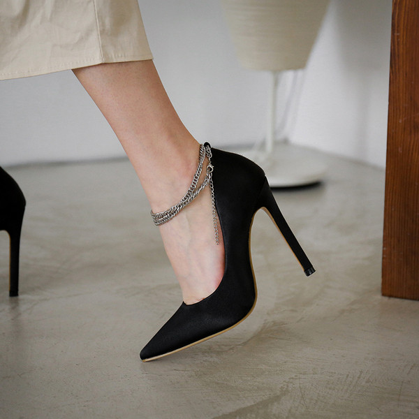 Modern női cipő hegyes modell fekete fémlánccal
