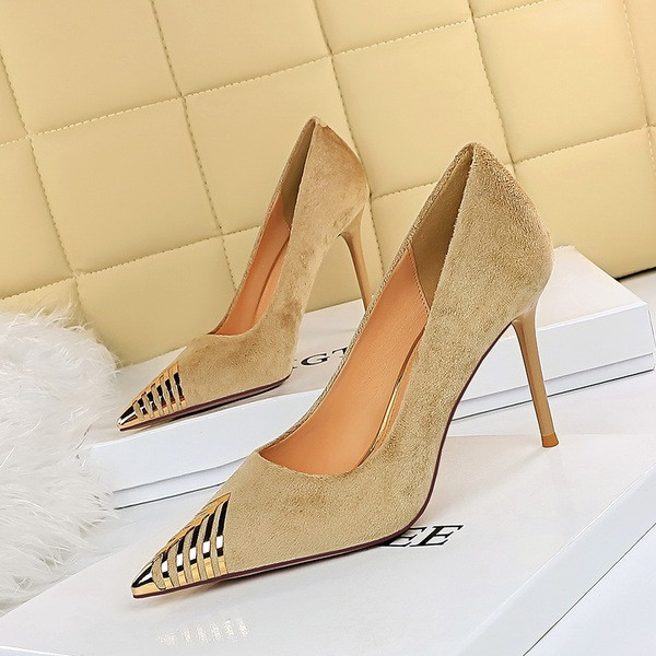 Κομψά παπούτσια από οικολογικό σουέτ με μεταλλικά στοιχεία