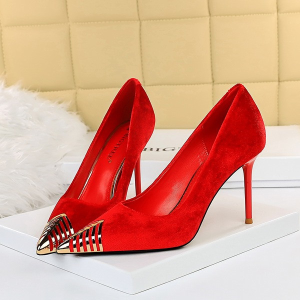 Κομψά παπούτσια από οικολογικό σουέτ με μεταλλικά στοιχεία