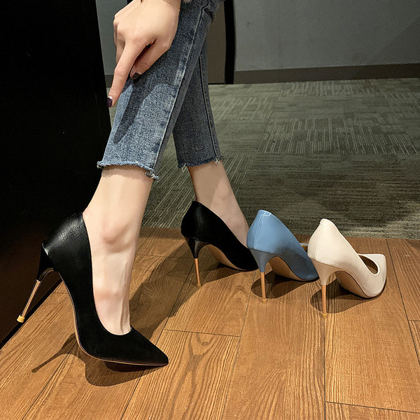 Női cipő hegyes modell öko bőrből, magassarkúval