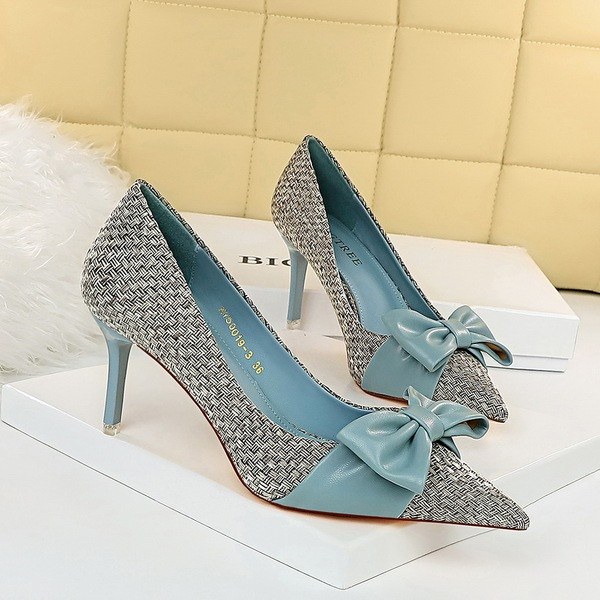 Női hegyes cipő közepes sarokkal és szalaggal