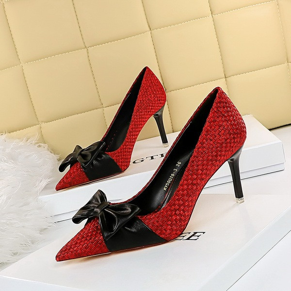 Női hegyes cipő közepes sarokkal és szalaggal