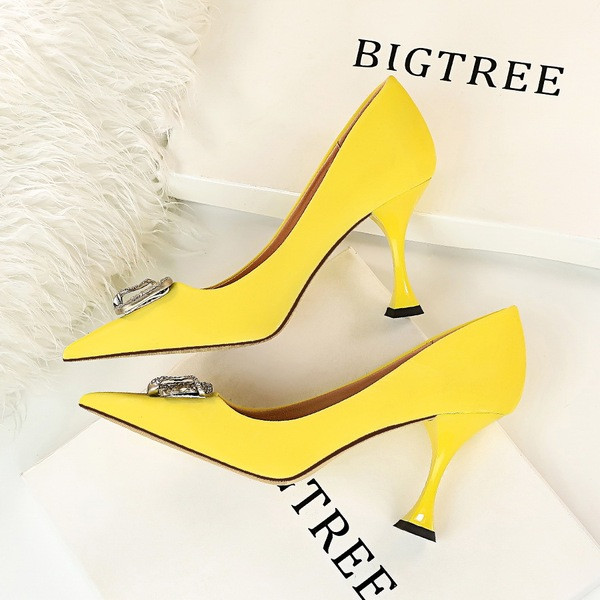 Női hegyes cipő közepes sarkú díszítő kövekkel