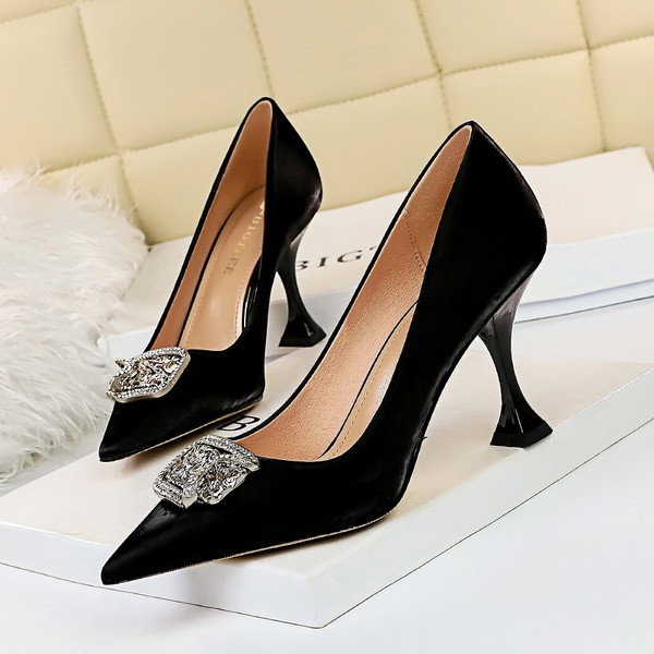 Női hegyes cipő közepes sarkú díszítő kövekkel