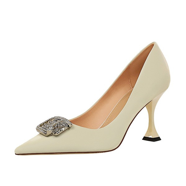 Női hegyes cipő közepes sarkú díszítő kövekkel