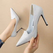 Fényes női cipő hegyes modell magassarkúval