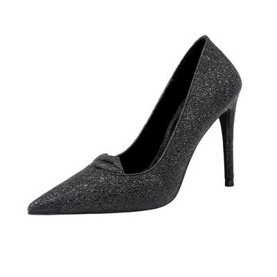 Fényes női cipő hegyes modell magassarkúval