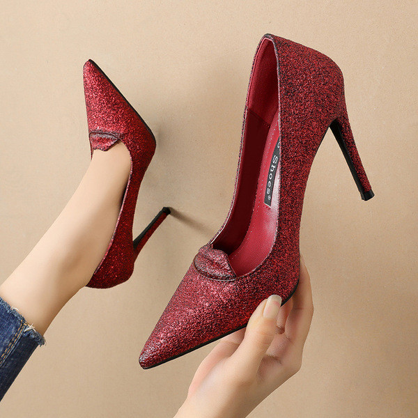 Fényes női cipő hegyes modell magassarkúval