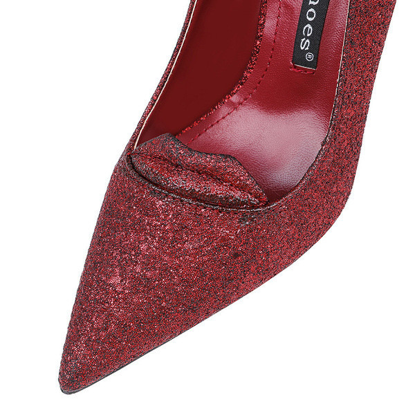 Fényes női cipő hegyes modell magassarkúval