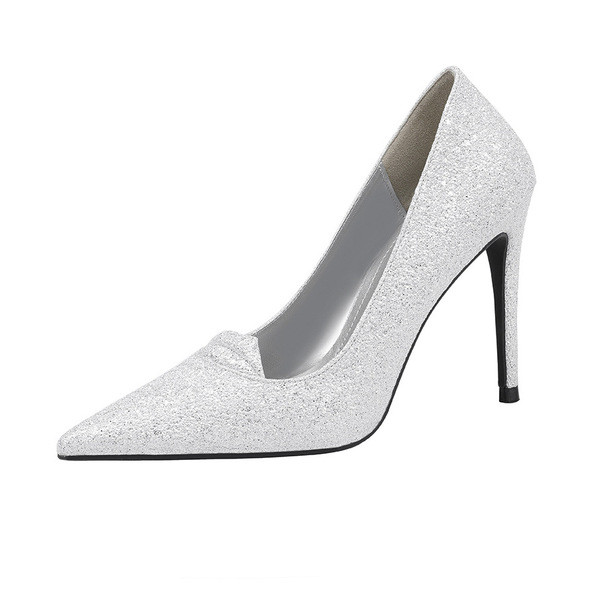 Fényes női cipő hegyes modell magassarkúval