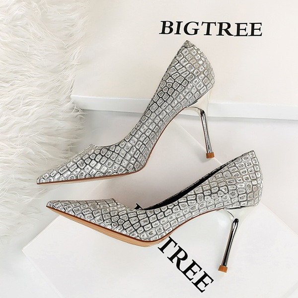 Női cipő hegyes modell eko bőrből, közepes sarokkal