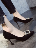 Modern női cipő magassarkúval és kövekkel díszített