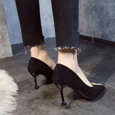 Modern női cipő magassarkúval és kövekkel díszített