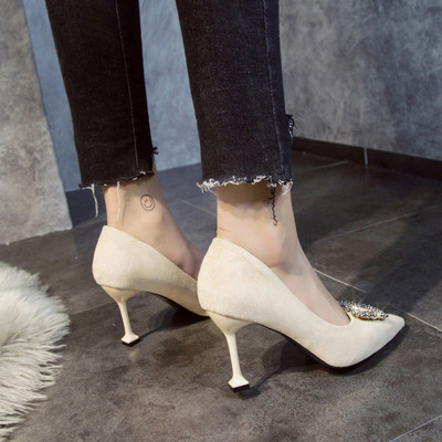 Modern női cipő magassarkúval és kövekkel díszített