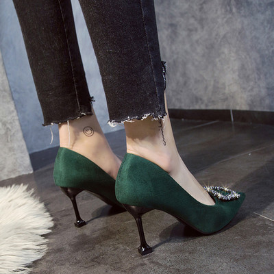 Modern női cipő magassarkúval és kövekkel díszített