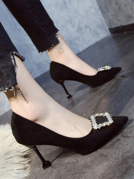 Modern női cipő magassarkúval és kövekkel díszített