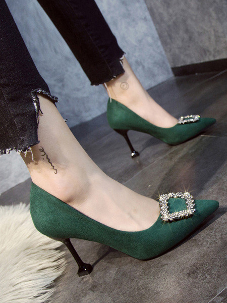 Modern női cipő magassarkúval és kövekkel díszített
