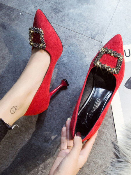 Modern női cipő magassarkúval és kövekkel díszített