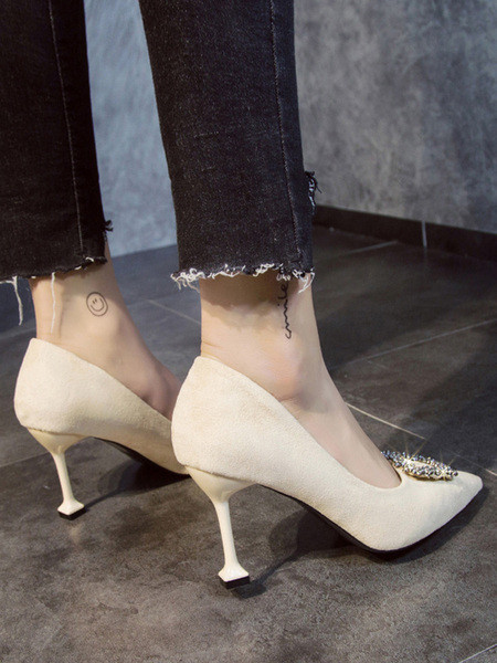 Modern női cipő magassarkúval és kövekkel díszített
