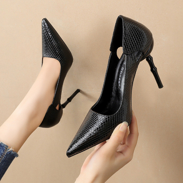 Stílusos női cipő eko bőrből, magas sarkú cipővel