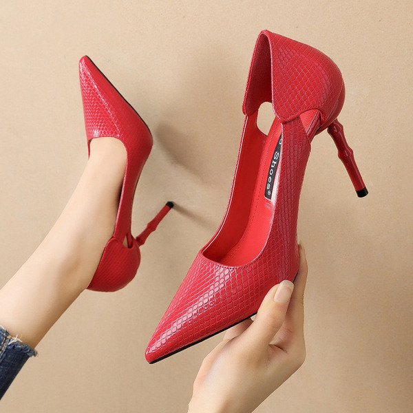 Stílusos női cipő eko bőrből, magas sarkú cipővel