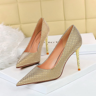 Elegáns női cipő, magas sarkú cipővel, fényes hatással