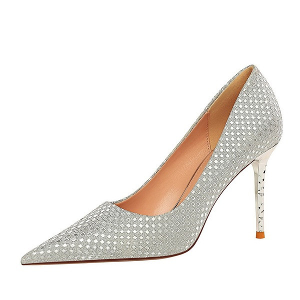 Elegáns női cipő, magas sarkú cipővel, fényes hatással