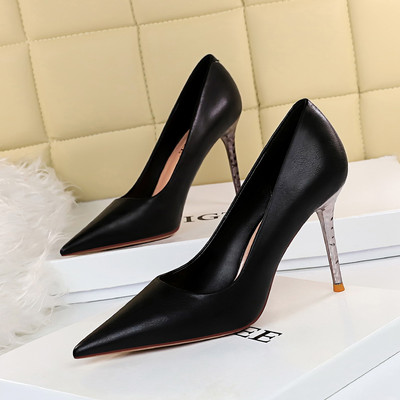 Γυναικεία μυτερά παπούτσια από οικολογικό έρμα κλασικό  μοντέλο