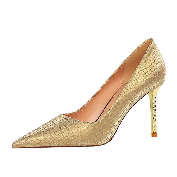 Elegáns hegyes cipő magassarkúval és fényes hatással