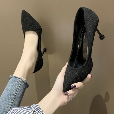 Fekete női cipő magas sarkúval, fényes hatással