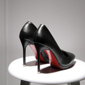 Eko bőrből készült, sima női cipőmodell magassarkúval