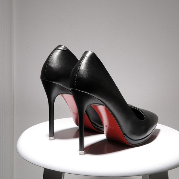 Eko bőrből készült, sima női cipőmodell magassarkúval