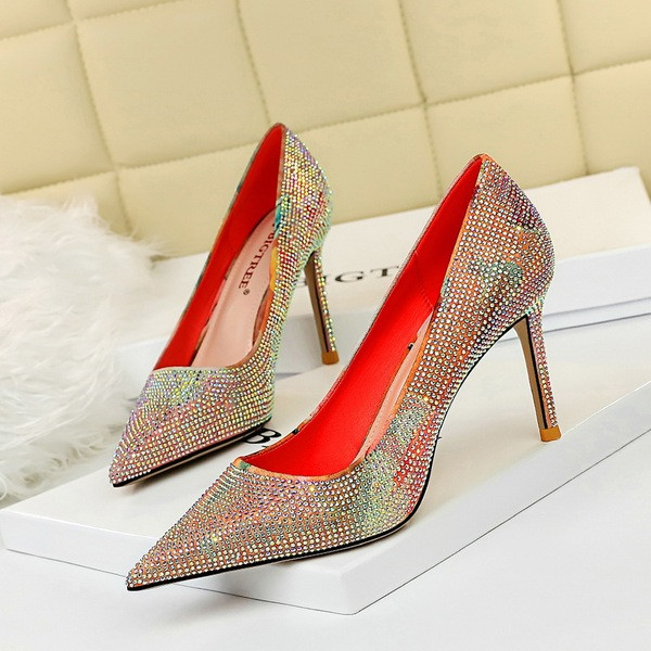 Női cipők irizáló színekben és kövekkel