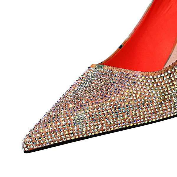 Női cipők irizáló színekben és kövekkel