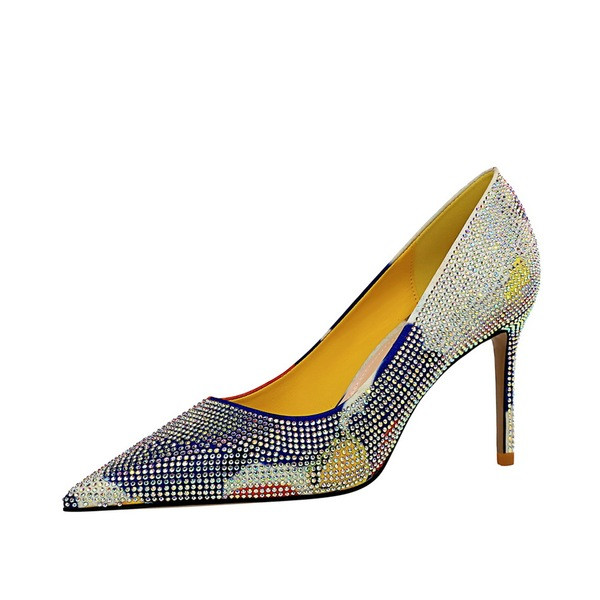 Női cipők irizáló színekben és kövekkel