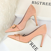 Női hegyes cipő csattal