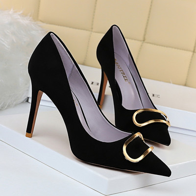 Női hegyes cipő csattal