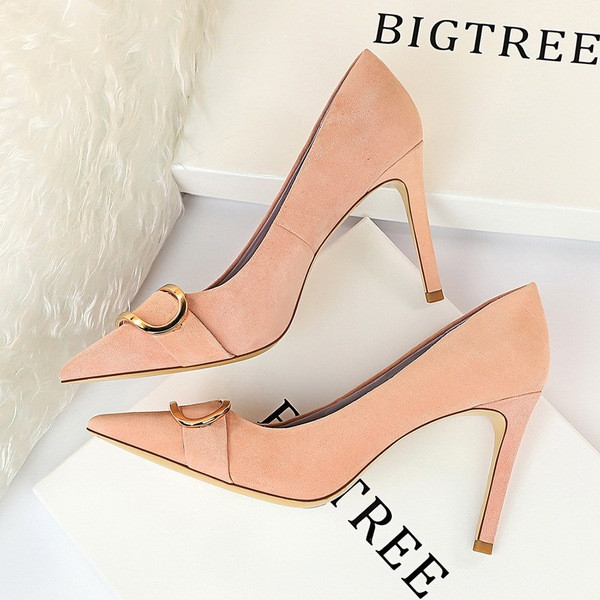 Női hegyes cipő csattal