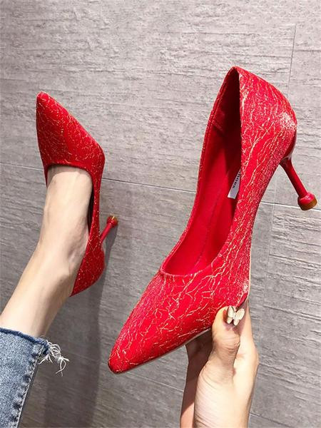 Kihegyezett női cipő 7 cm-es sarokkal