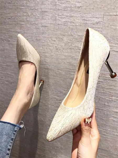Kihegyezett női cipő 7 cm-es sarokkal