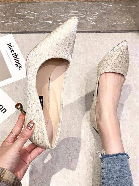 Kihegyezett női cipő 7 cm-es sarokkal