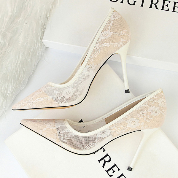 Modern női cipő csipkével és magassarkúval